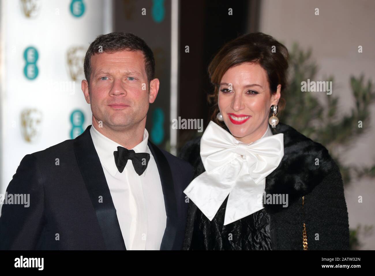 El presentador de televisión británico-irlandés Dermot o'Leary y su esposa Dee Koppang asisten a la cena después de la fiesta de EE BAFTA en el Grosvenor House Hotel en Londres, Reino Unido Foto de stock