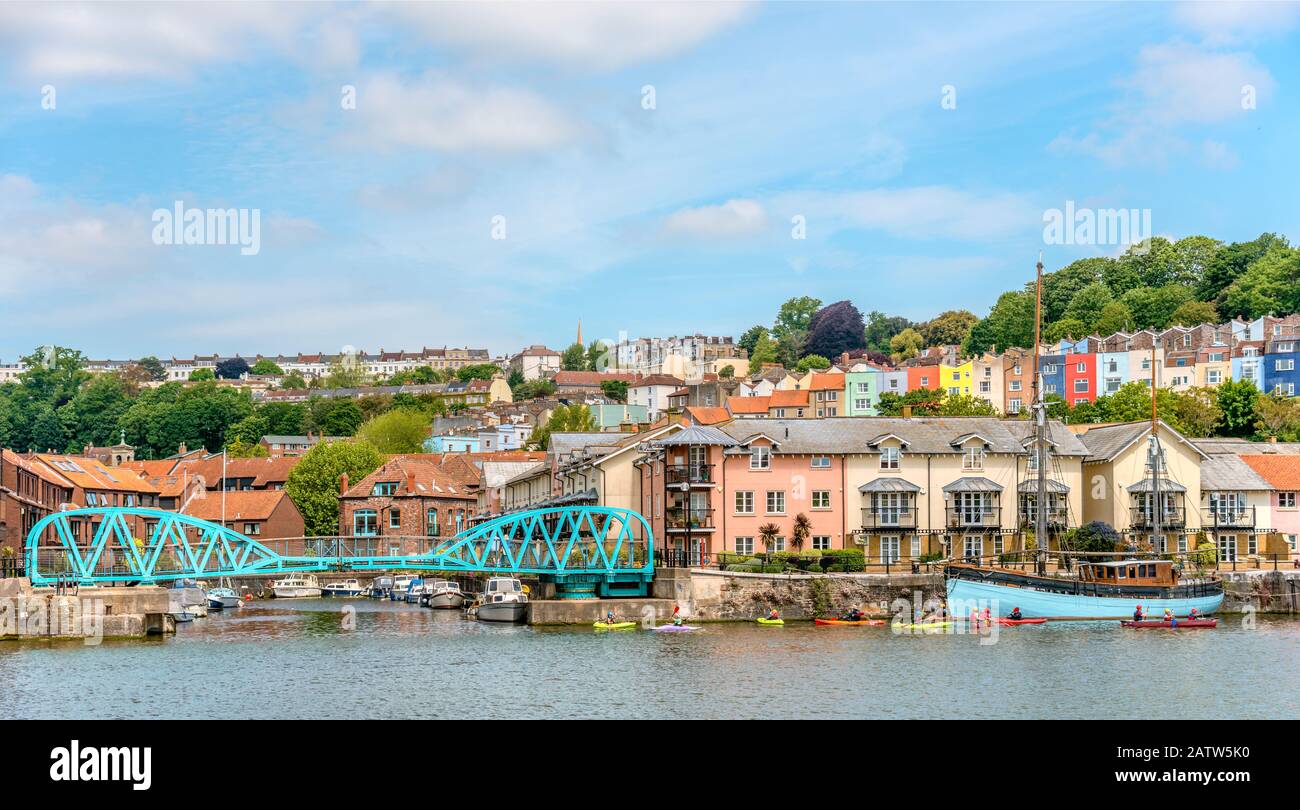 Cruce el Puente de bloqueo en el puerto flotante, Bristol, Somerset, Inglaterra, Reino Unido. Foto de stock