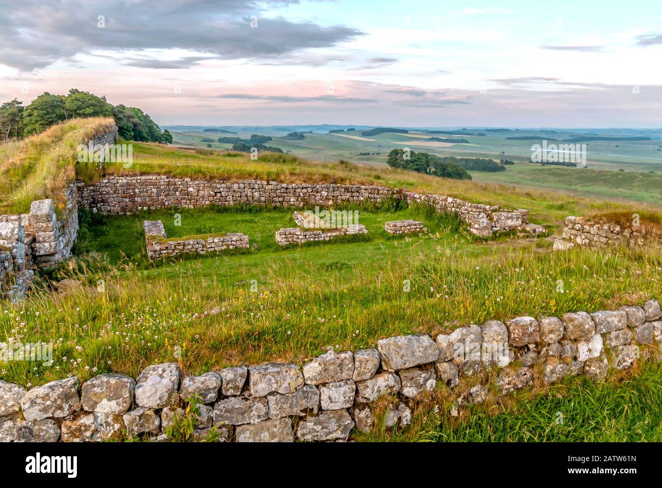 Amanecer En El Muro De Los Adrianos, Cumbria Del Norte, Inglaterra Del Norte Foto de stock