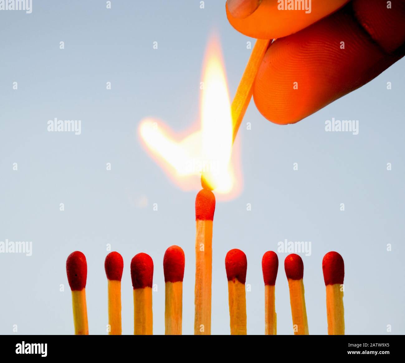 Lighting a match fotografías e imágenes de alta resolución Alamy