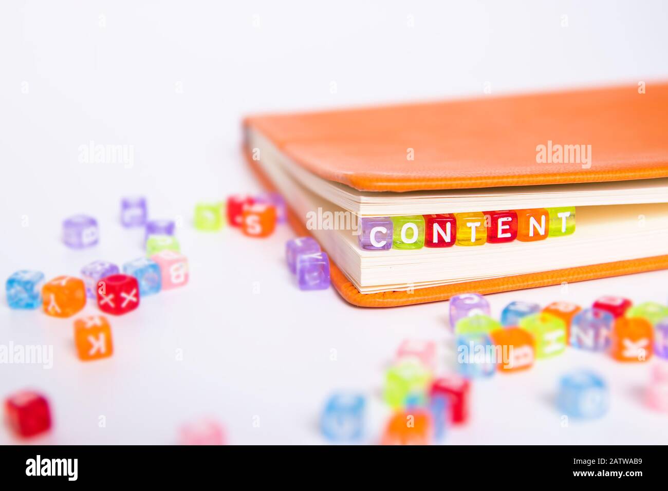 Palabra de contenido en bloque de abalorios de colores como marcador en el libro. Concepto de idea de marketing de contenido Foto de stock
