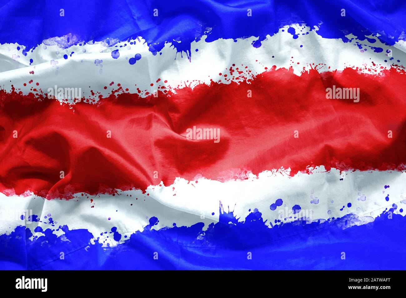 Bandera República de Costa Rica por pincel de pintura acuarela sobre tela de lienzo, estilo grunge Foto de stock