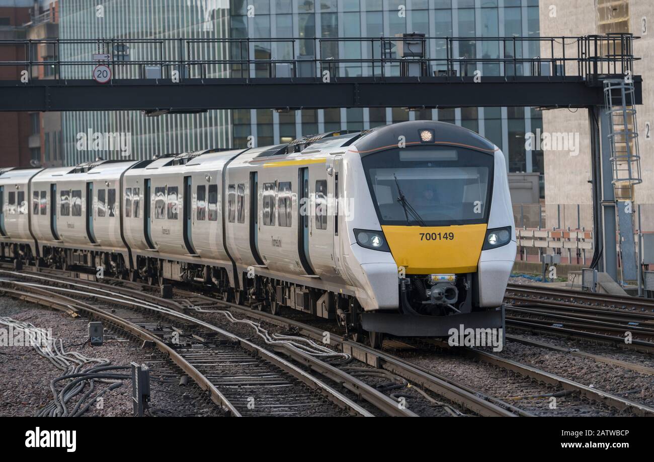 Un tren Thameslink de clase 700 que se acerca a la estación de ferrocarril Blackfriars de Londres, Londres, Inglaterra. Foto de stock