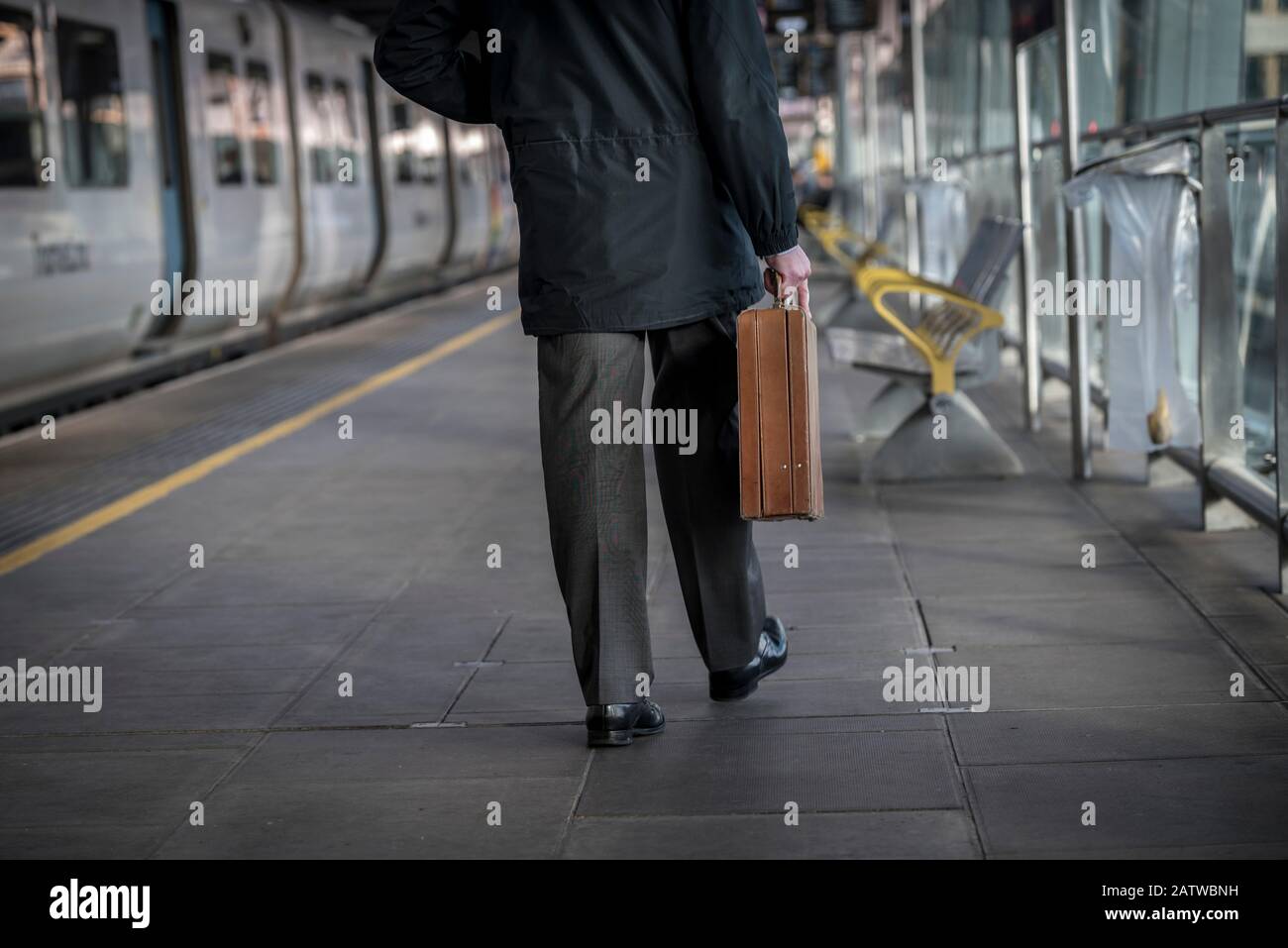 Cerca de un suburbano esperando en una plataforma en la estación de ferrocarril Blackfriars de Londres, Inglaterra. Foto de stock