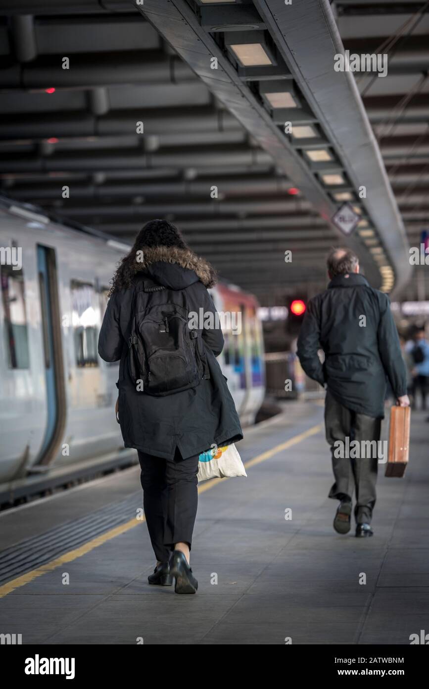 Los viajeros que caminan en una plataforma en la estación de tren Blackfriars de Londres, Inglaterra. Foto de stock