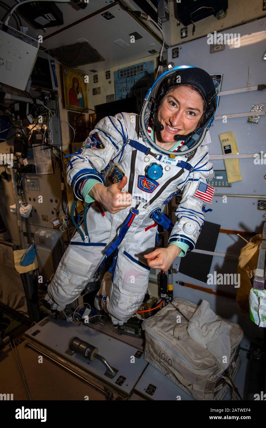 ISS - 28 de enero de 2020 - la astronauta de la NASA Christina Koch intenta en el lanzamiento de Sokol y traje de entrada que ella se pondrá cuando regrese a la Tierra el 6 de febrero con fe Foto de stock