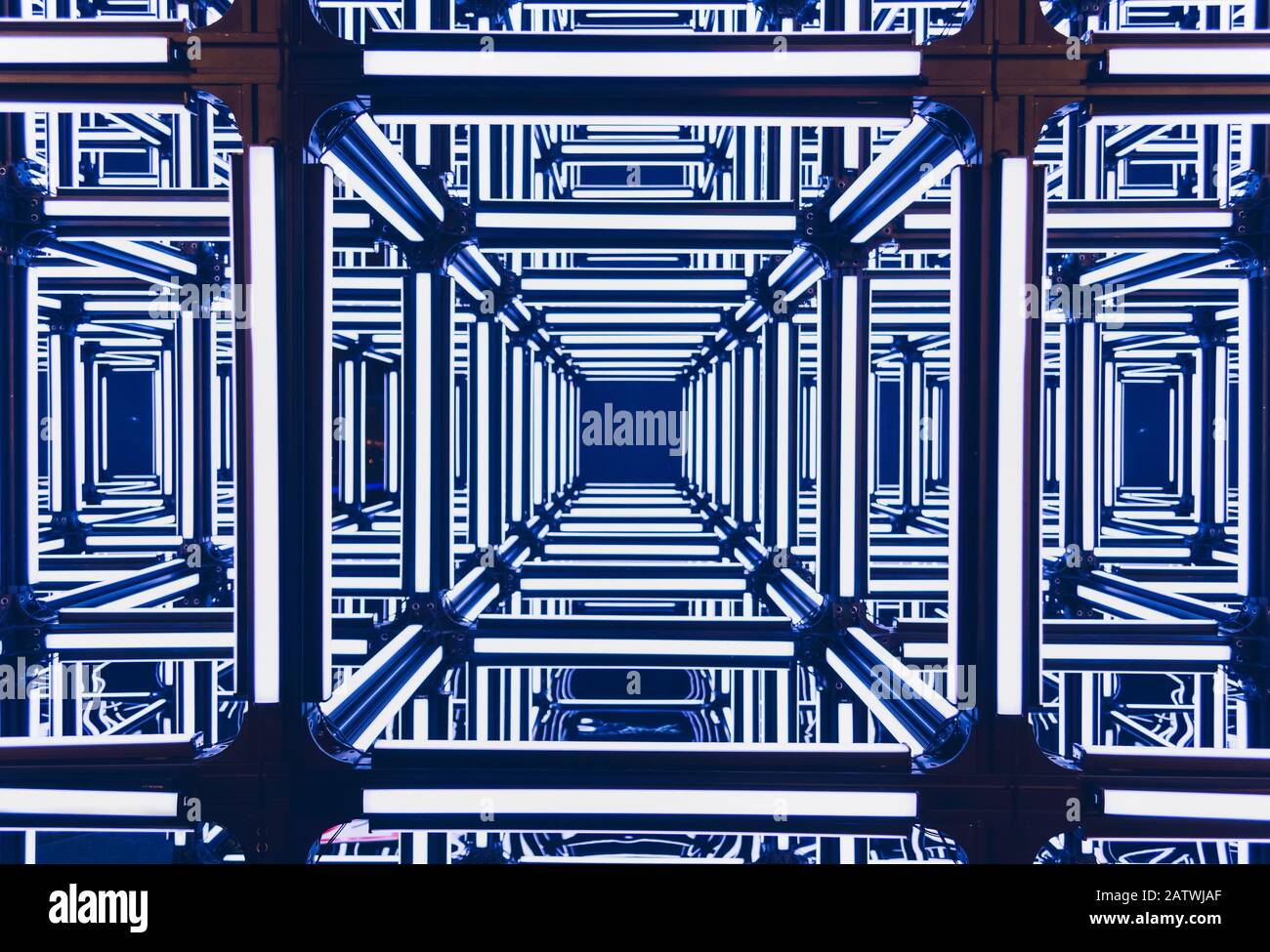 fondo ffutístico de brillantes rayas azules de neón en cubos Foto de stock