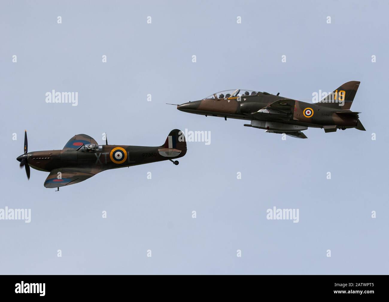 Pareja de camuflaje Hawk y Spitfire Foto de stock