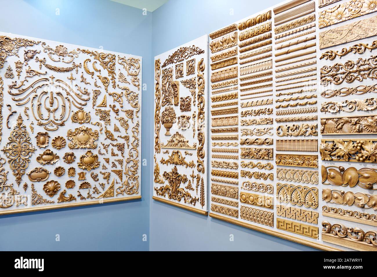 Patrones de madera tallada para decoración interior en tienda de escaparate Foto de stock