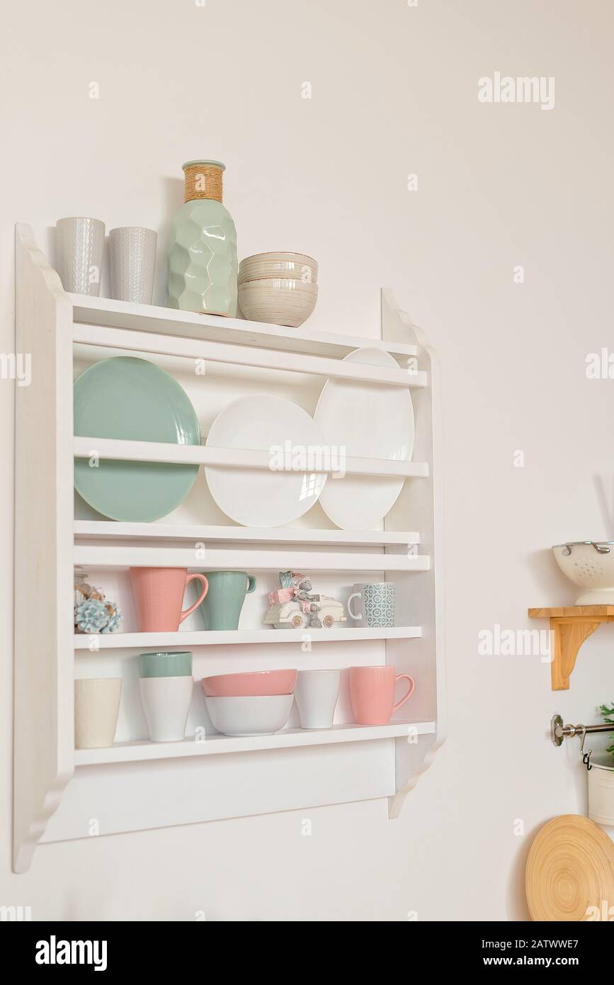 Estantes de cocina con platos, platos y tazas Fotografía de stock - Alamy