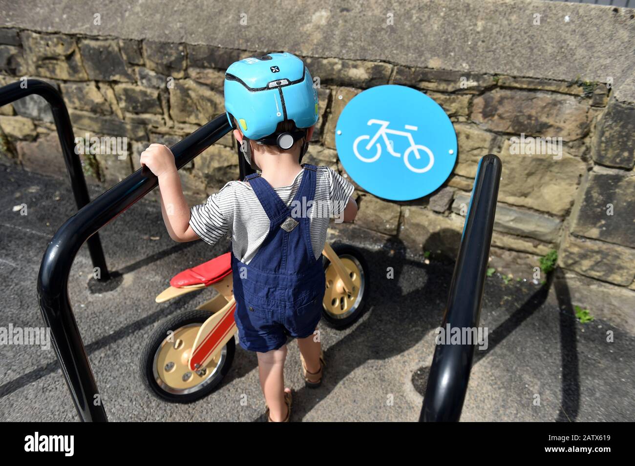 Equilibrio bicicleta estacionada en una bahía de ciclismo Reino Unido Foto de stock