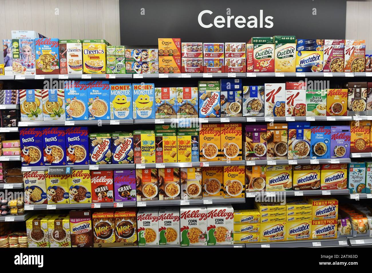 Cereales en venta en un supermercado del Reino Unido, incluyendo Kellogs, Marca propia, Nestlé. Foto de stock