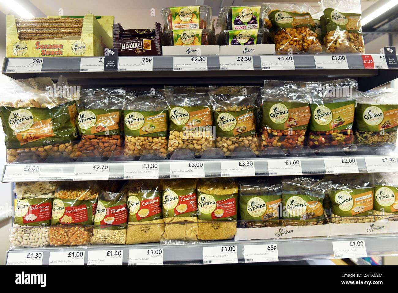 Alimentos para la salud a la venta en un supermercado Foto de stock