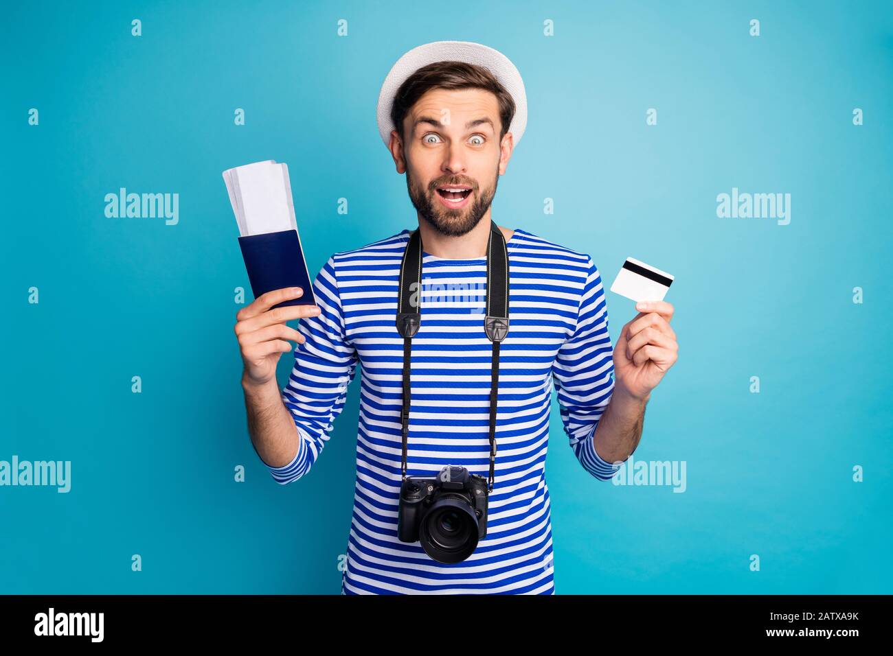 Pago fácil. Foto de loco sorprendido tipo fotógrafo sostener cámara digital  viajero comprar entradas con la ayuda de tarjeta de crédito llevar a rayas  marinero camiseta Fotografía de stock - Alamy