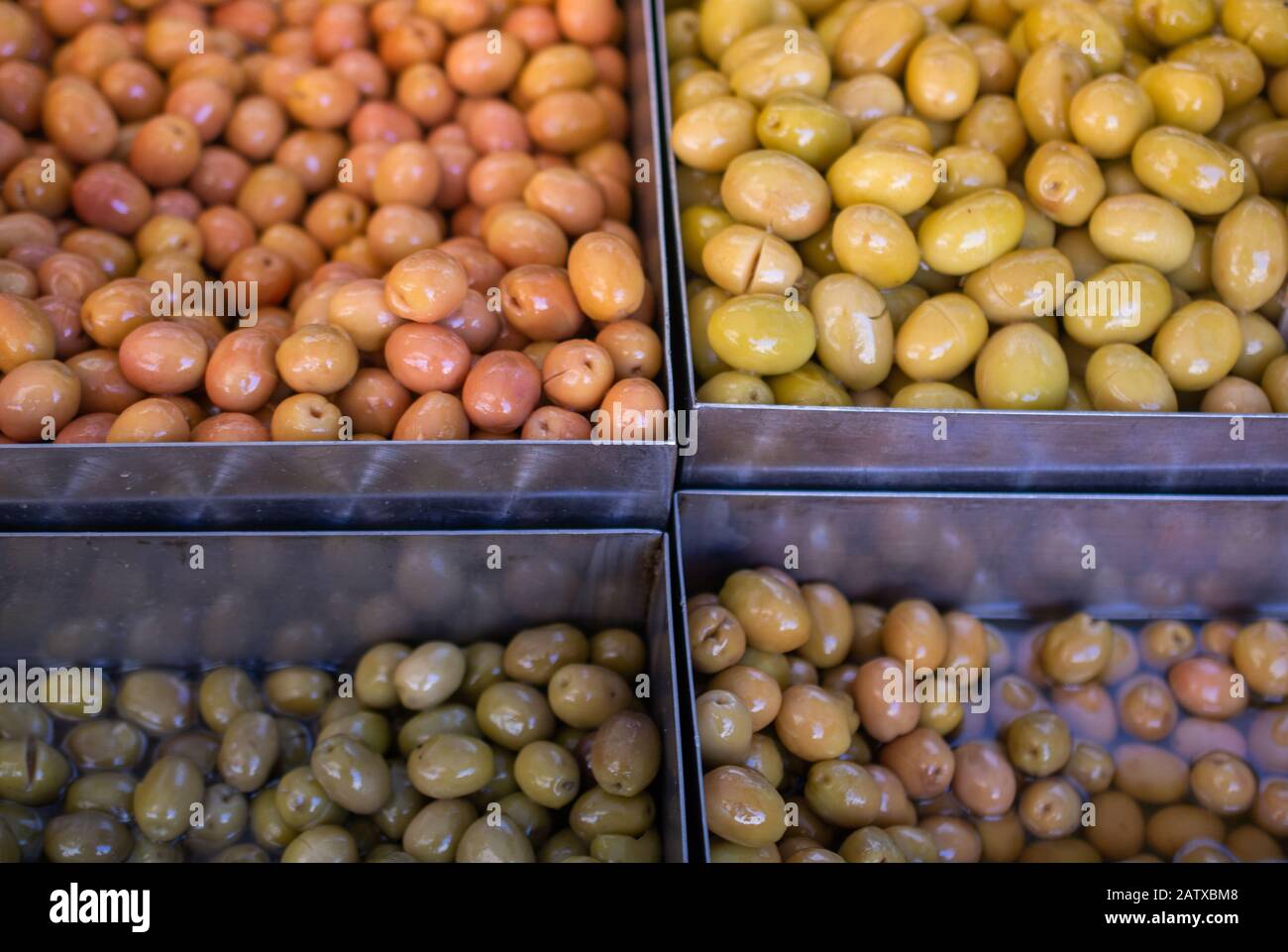 Aceitunas verdes como alimento de salud conservado en aceite de oliva Foto de stock