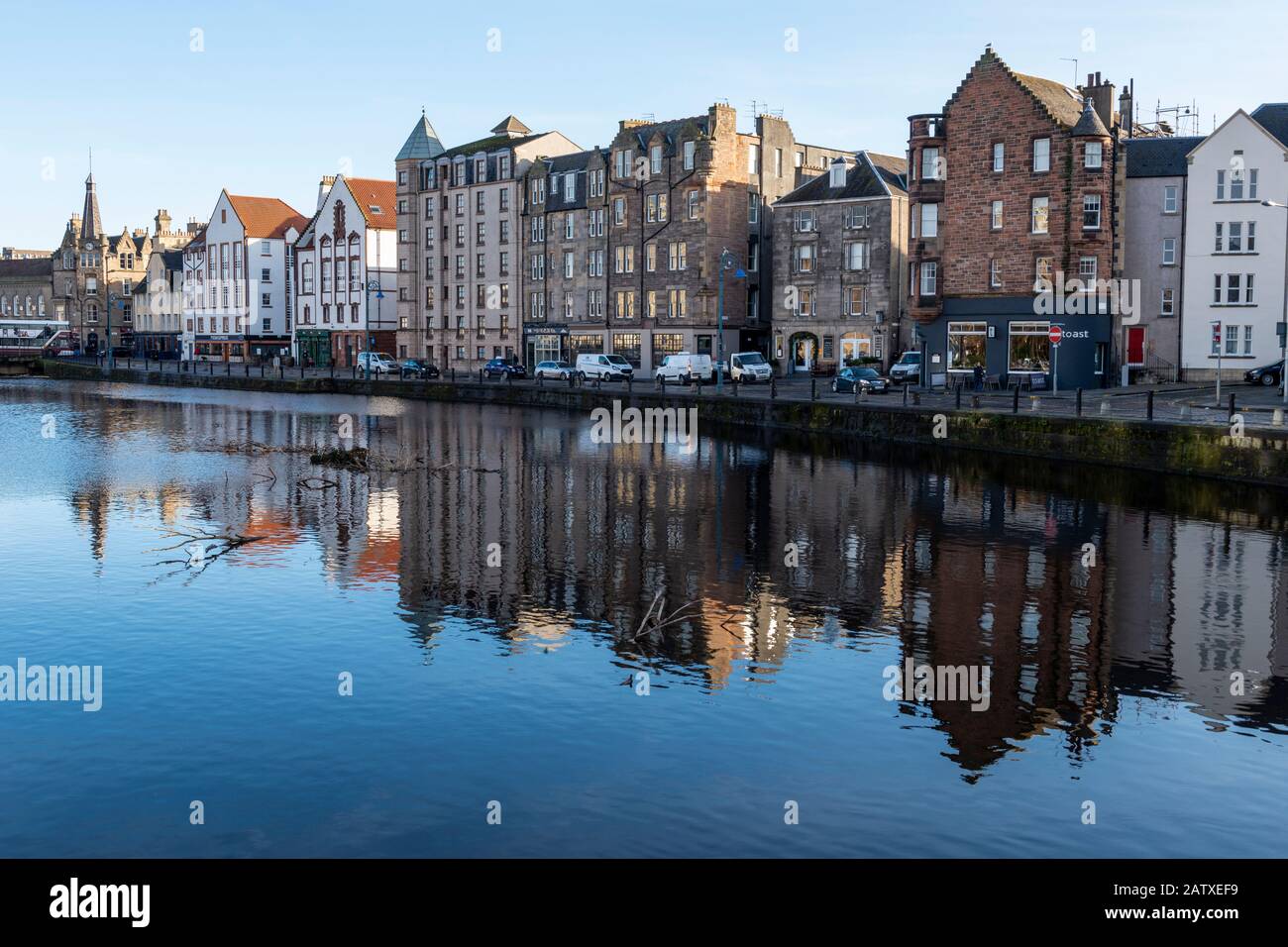 Reflexiones invernales de edificios en la orilla sobre el agua de Leith en Leith, Edimburgo, Escocia, Reino Unido Foto de stock