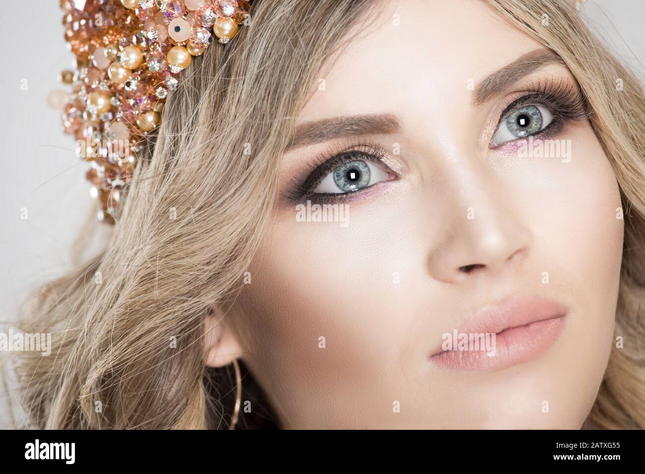 Belleza rubia. Recortado primer plano Mujer llevando corona, novia completa maquillaje brillante, ojos ahumados, labios de color natural. Cuadro para revistas de belleza, revistas Fotografía de stock - Alamy Belleza rubia. Recortado primer plano Mujer llevando corona, novia completa maquillaje brillante, ojos ahumados, labios de color natural. Cuadro para revistas de belleza, revistas Fotografía de stock - Alamy