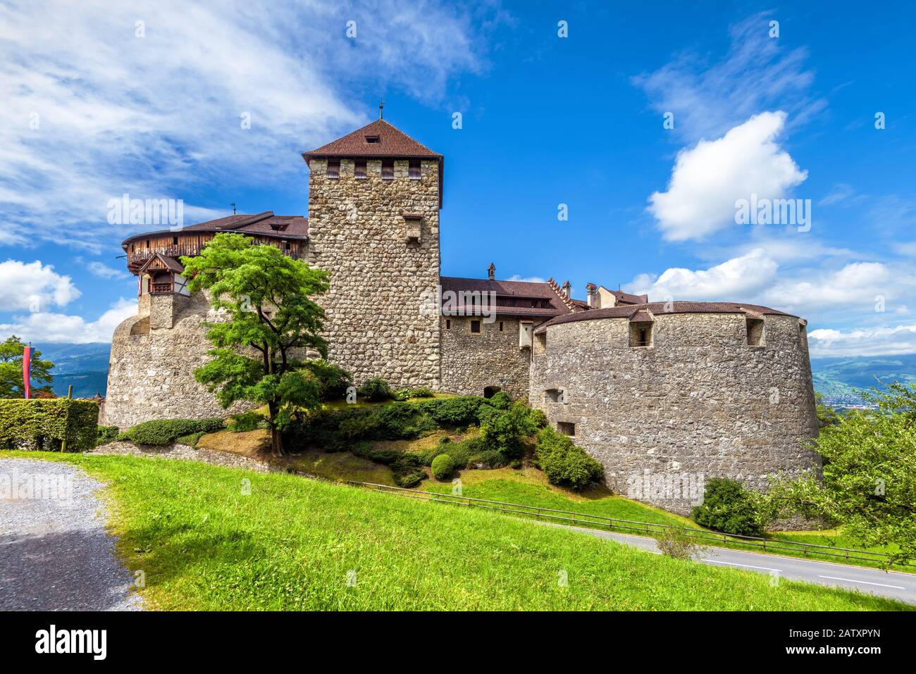 Castillo de Vaduz en Liechtenstein. Este castillo real es un hito de Liechtenstein y Suiza. Vista panorámica del castillo medieval en las montañas de los Alpes en s. Foto de stock