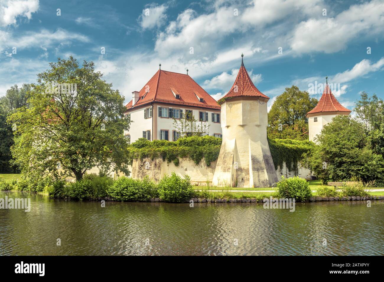 Castillo De Blutenburg En Munich, Alemania. Es un antiguo punto de referencia de la ciudad de Munich. Vista panorámica de la arquitectura medieval de Munich en verano. Hermosa panora Foto de stock