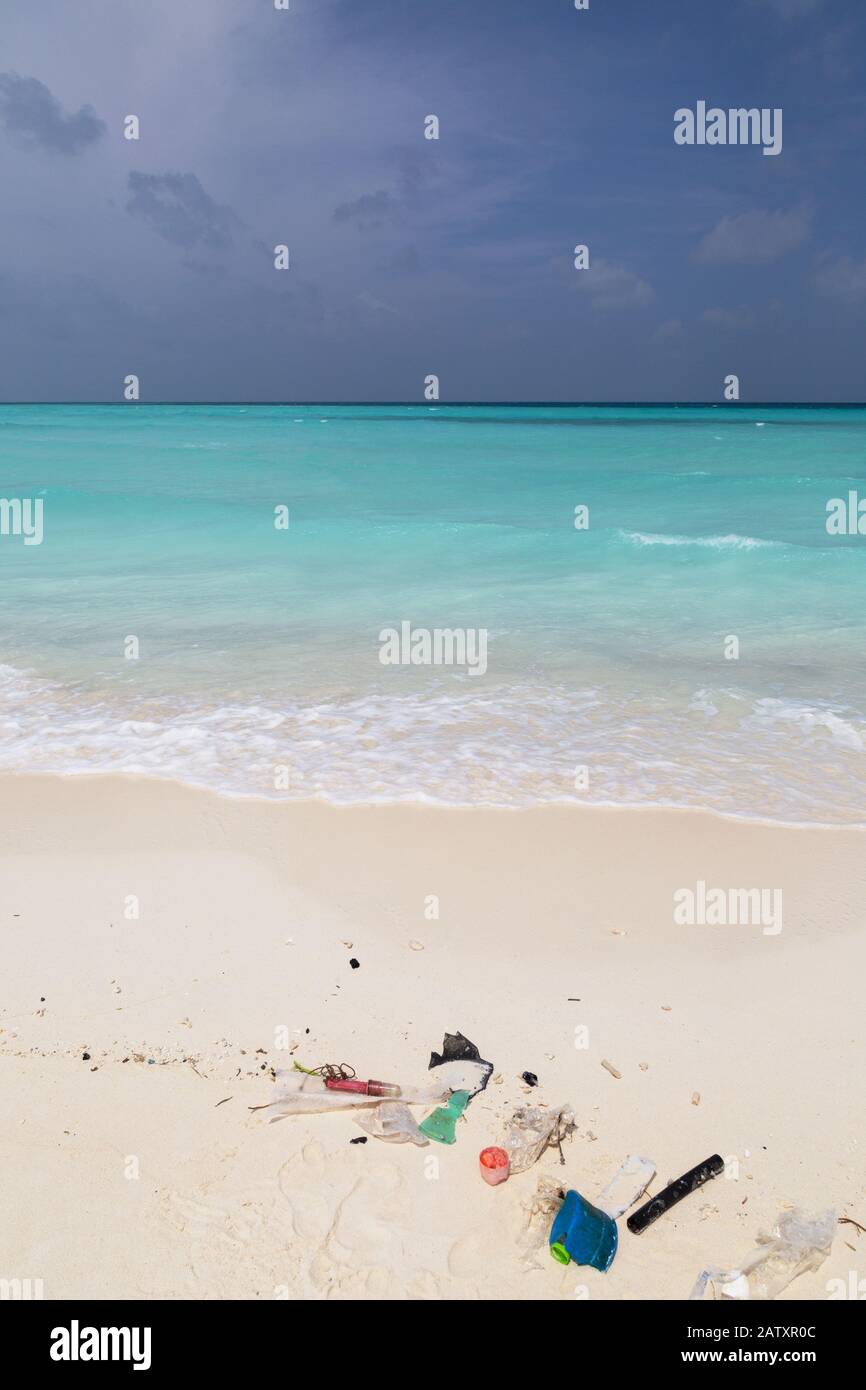 Contaminación de plástico; desechos plásticos lavados en una playa en las Maldivas, el Océano Índico, Asia Foto de stock