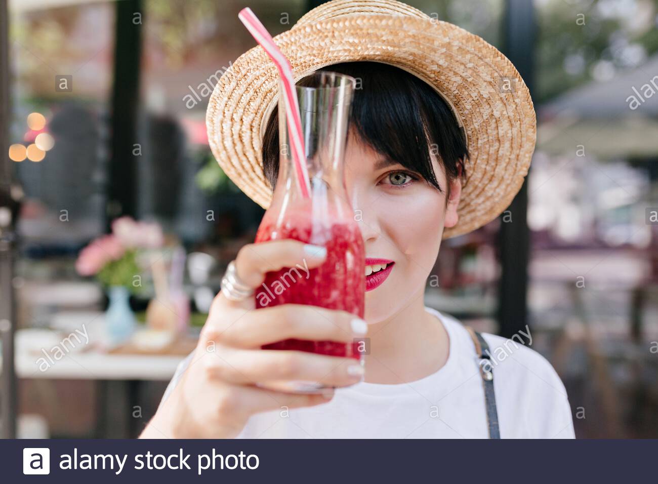 Retrato De Primeros Planos De Una Mujer Joven Elegante Con Pelo Corto Negro Y Piel Palida