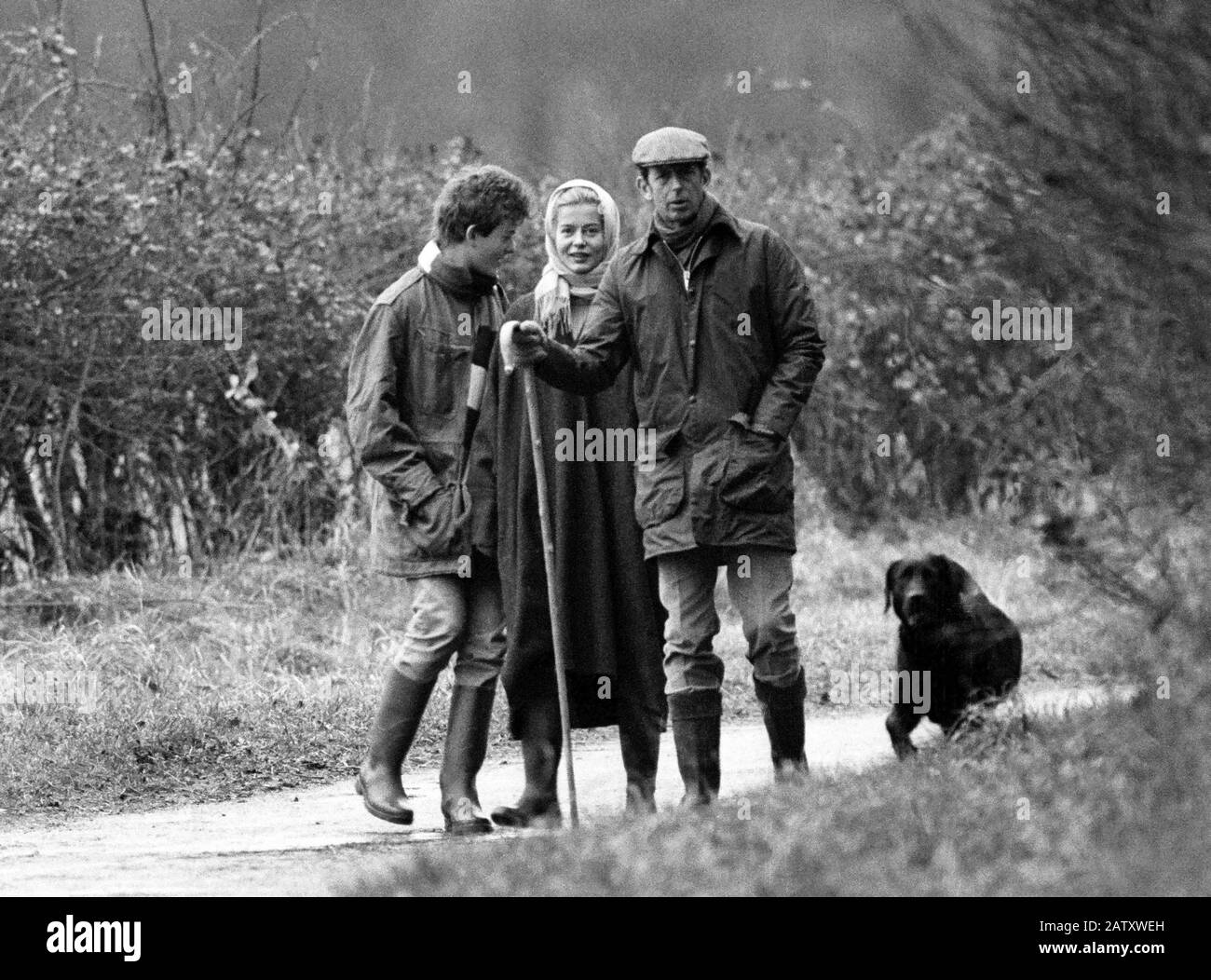 El Príncipe Eduardo, duque de Kent con su hijo el Señor Nicholas Windsor (izquierda) y la Señora Helen Windsor (Taylor) disfrutando de un paseo temprano por la mañana con su do Foto de stock