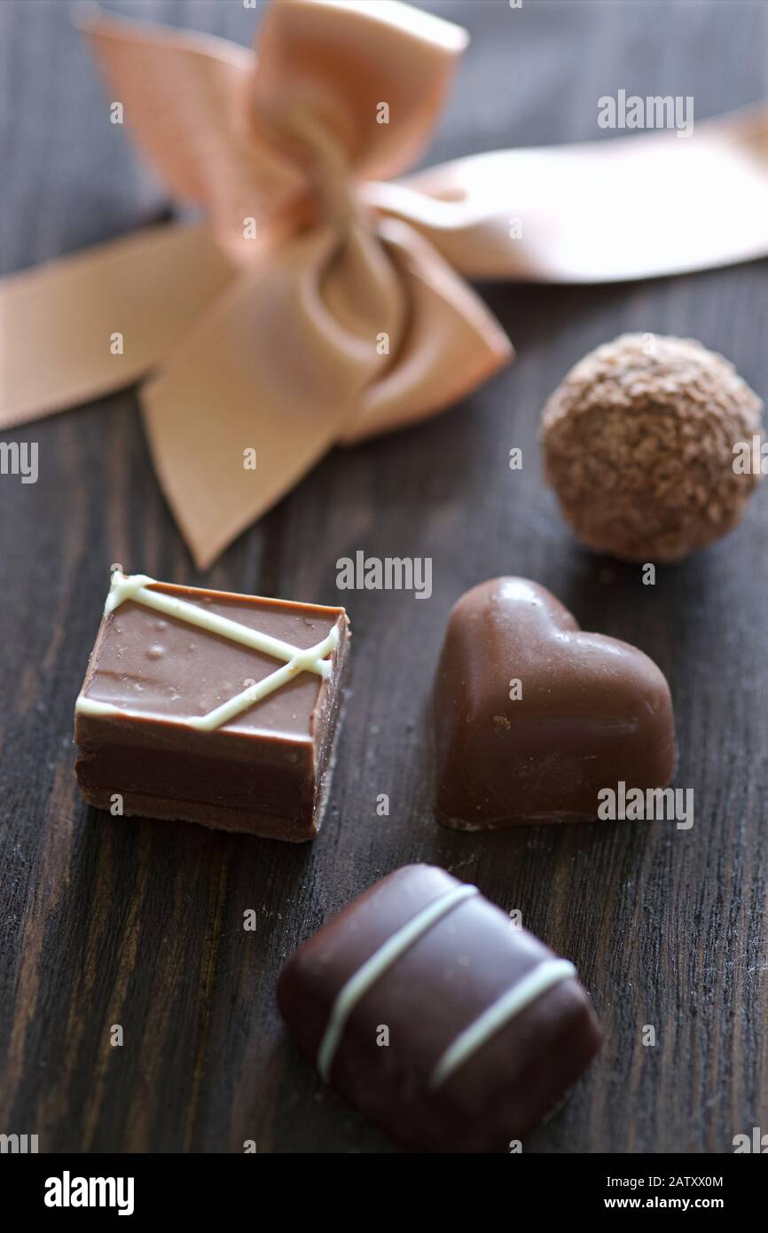 Chocolates artesanales hechos a mano fotografías e imágenes de alta