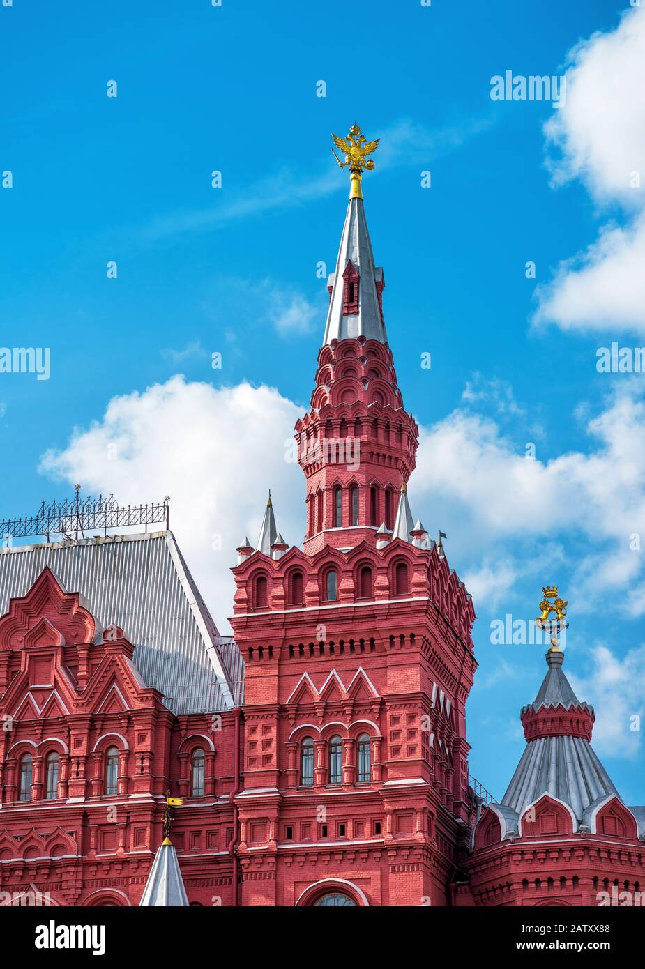 El Museo Histórico Estatal en la Plaza Roja de Moscú, Rusia. La Plaza Roja es la principal atracción turística de Moscú. Foto de stock