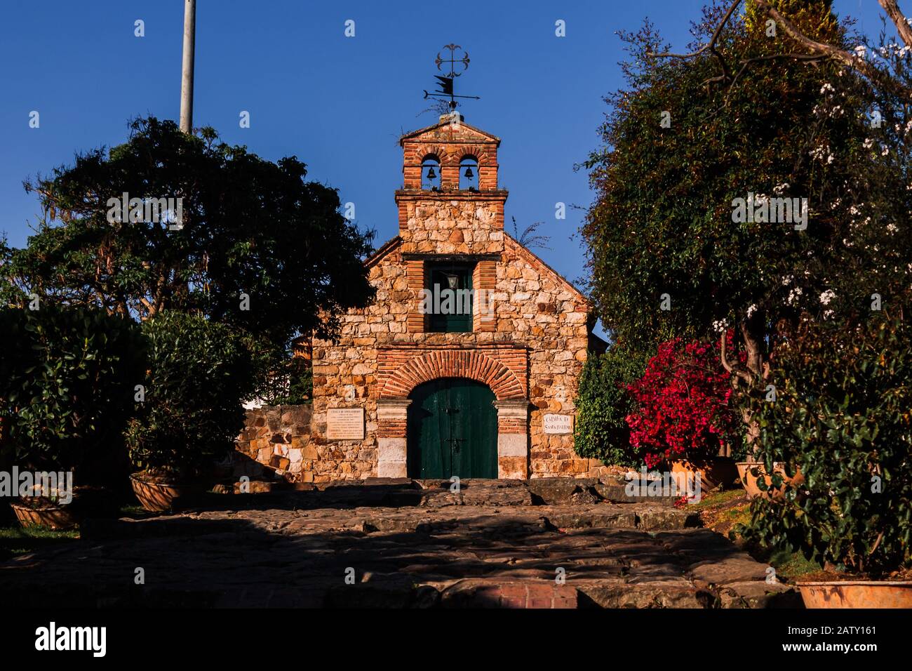 Capilla de Santa Bárbara, en una colina en la zona urbana de Tabio Cundinamarca, en la sabana de Bogotá, cerca de Bogotá Colombia Fotografía de stock - Alamy Capilla de Santa Bárbara, en una colina en la zona urbana de Tabio Cundinamarca, en la sabana de Bogotá, cerca de Bogotá Colombia Fotografía de stock - Alamy