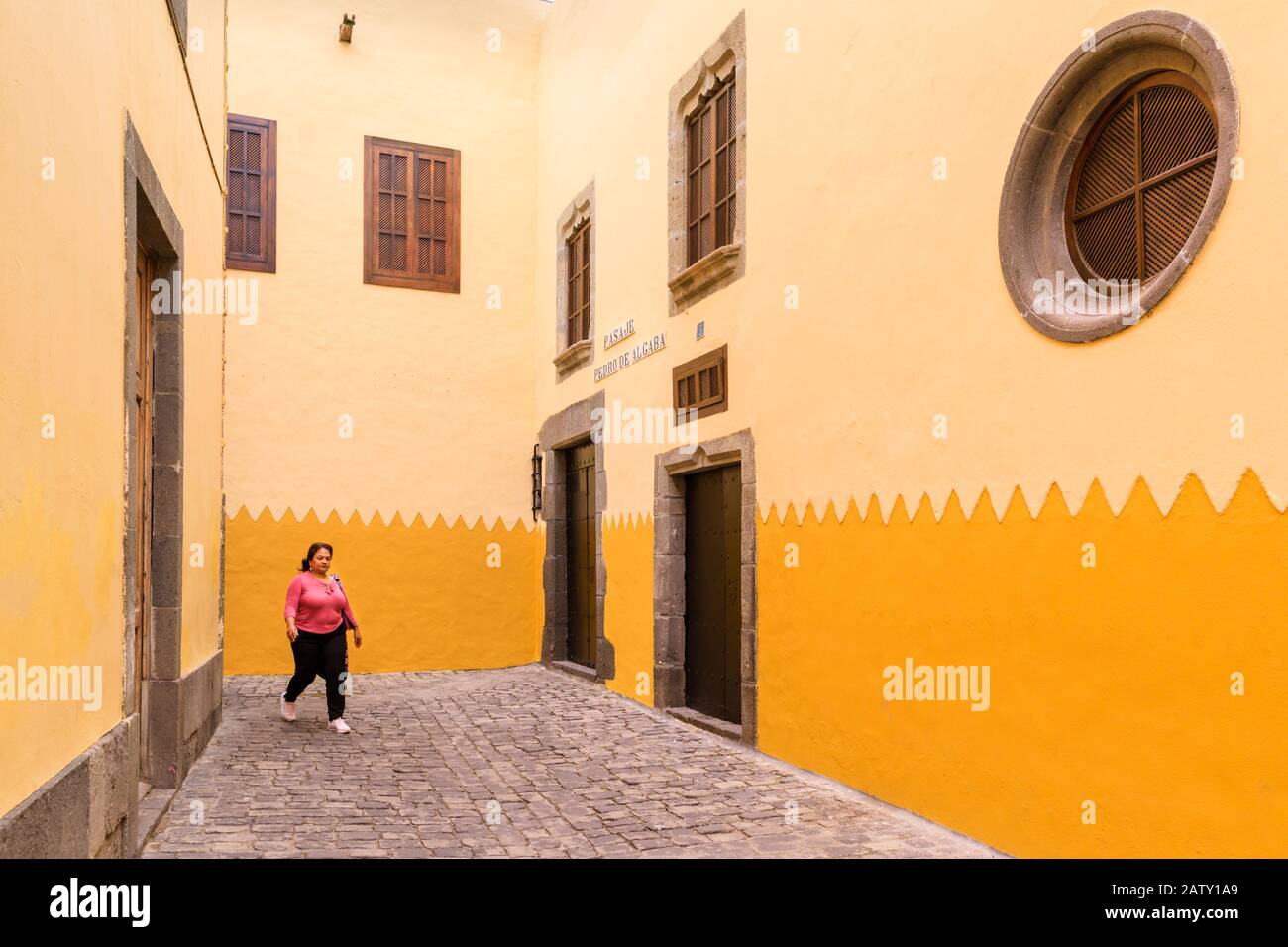 Arquitectura histórica y casas coloniales españolas pintadas en Vegueta, el casco antiguo de las Palmas de Gran Canaria, Gran Canaria, Islas Canarias Foto de stock