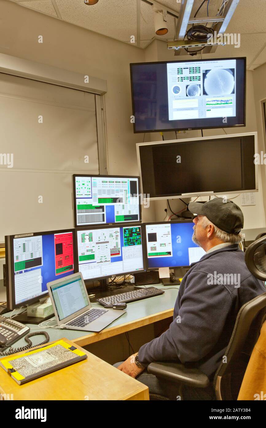 Operador Telescópico, Sala De Control, Large Binocular Telescope Observatory (Lbt) Mount Graham, Arizona. Foto de stock