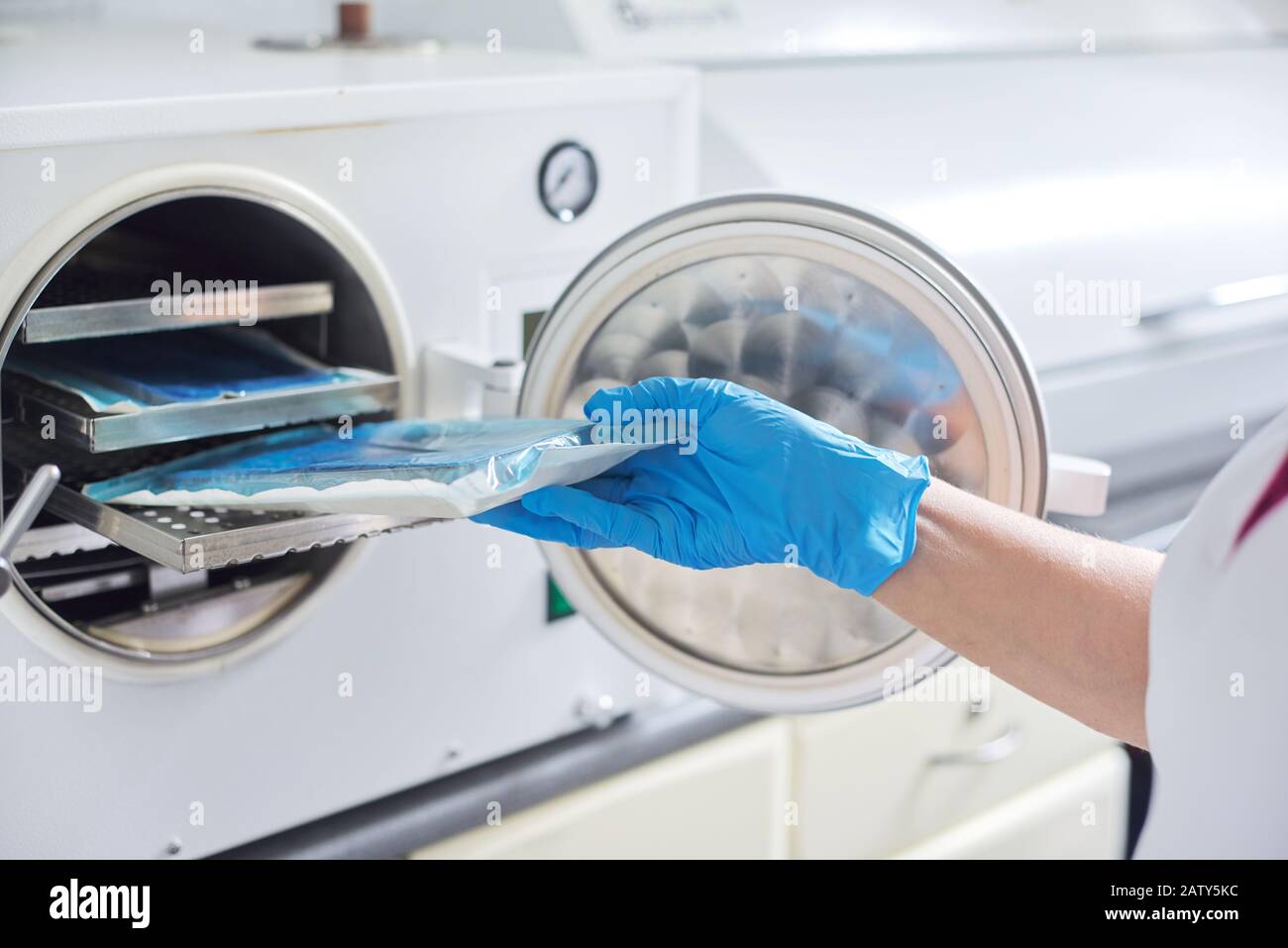 Enfermera femenina que realiza la esterilización de instrumentos