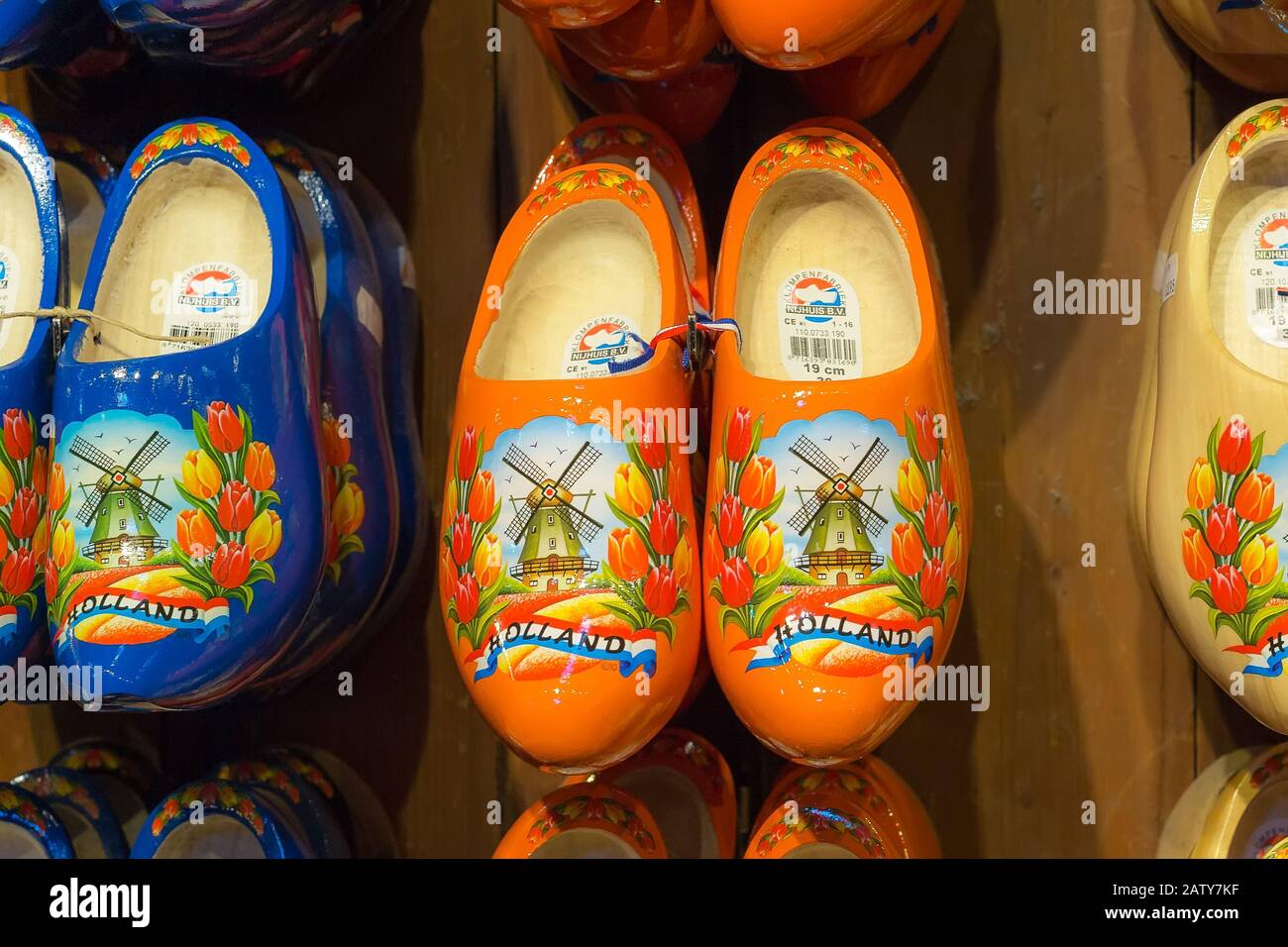 Zaanse Schans, Holanda - Abril 1, 2016: Muchos holandeses zapatos o zuecos  de madera tradicionales para la venta en la tienda Fotografía de stock -  Alamy