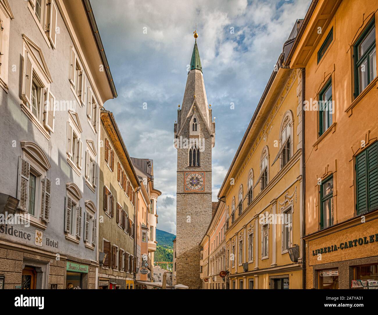 Centro histórico de la ciudad con la torre de la iglesia parroquial de San Miguel, Brixen, Bressanone, Tirol del Sur, Italia, Europa - 25 de mayo de 2019 Foto de stock