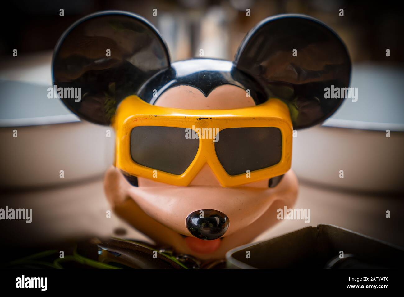 Ankara, Turquía-2 de febrero de 2020: Juguete de Mickey Mouse con gafas 3d  en un mercado de pulgas a la venta Fotografía de stock - Alamy