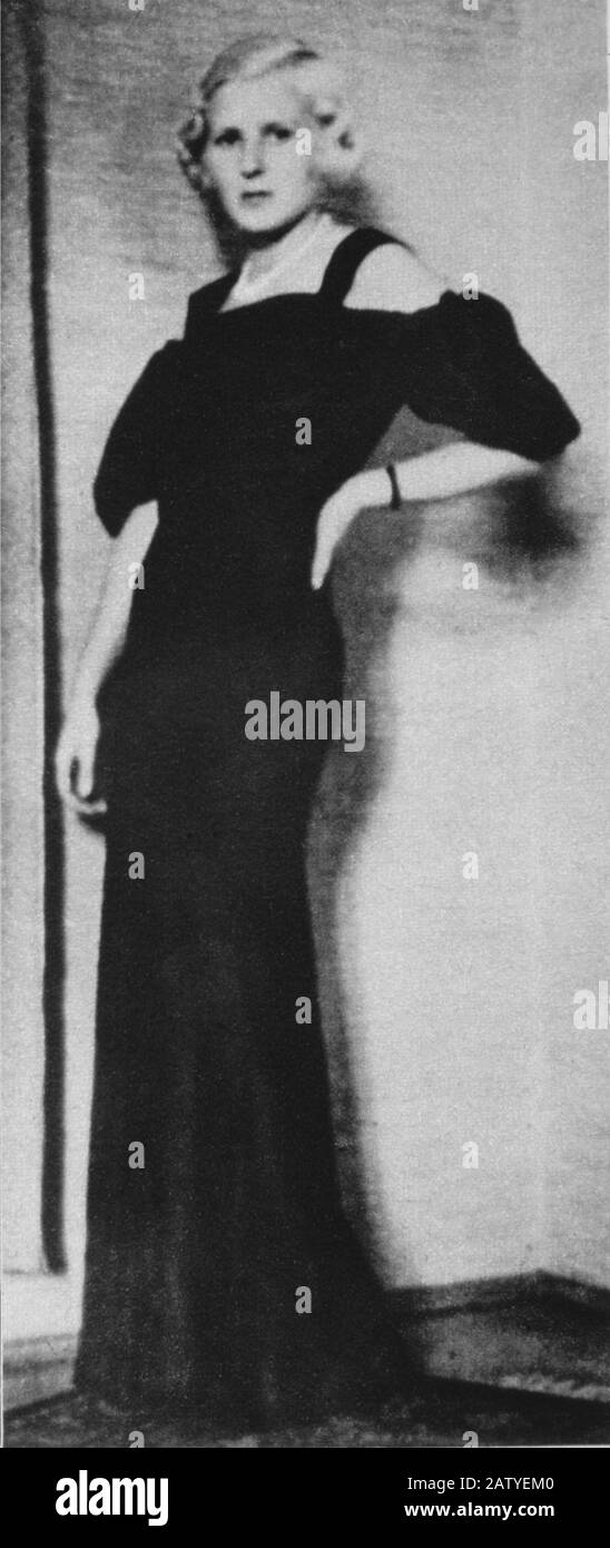 1935 , ALEMANIA : la EVA BRAUN de 23 años de edad, vestida de negro para una cena , el amante más famoso DE ADOLF HITLER - NAZI - NAZISMO - Segunda Guerra Mundial - SECON Foto de stock