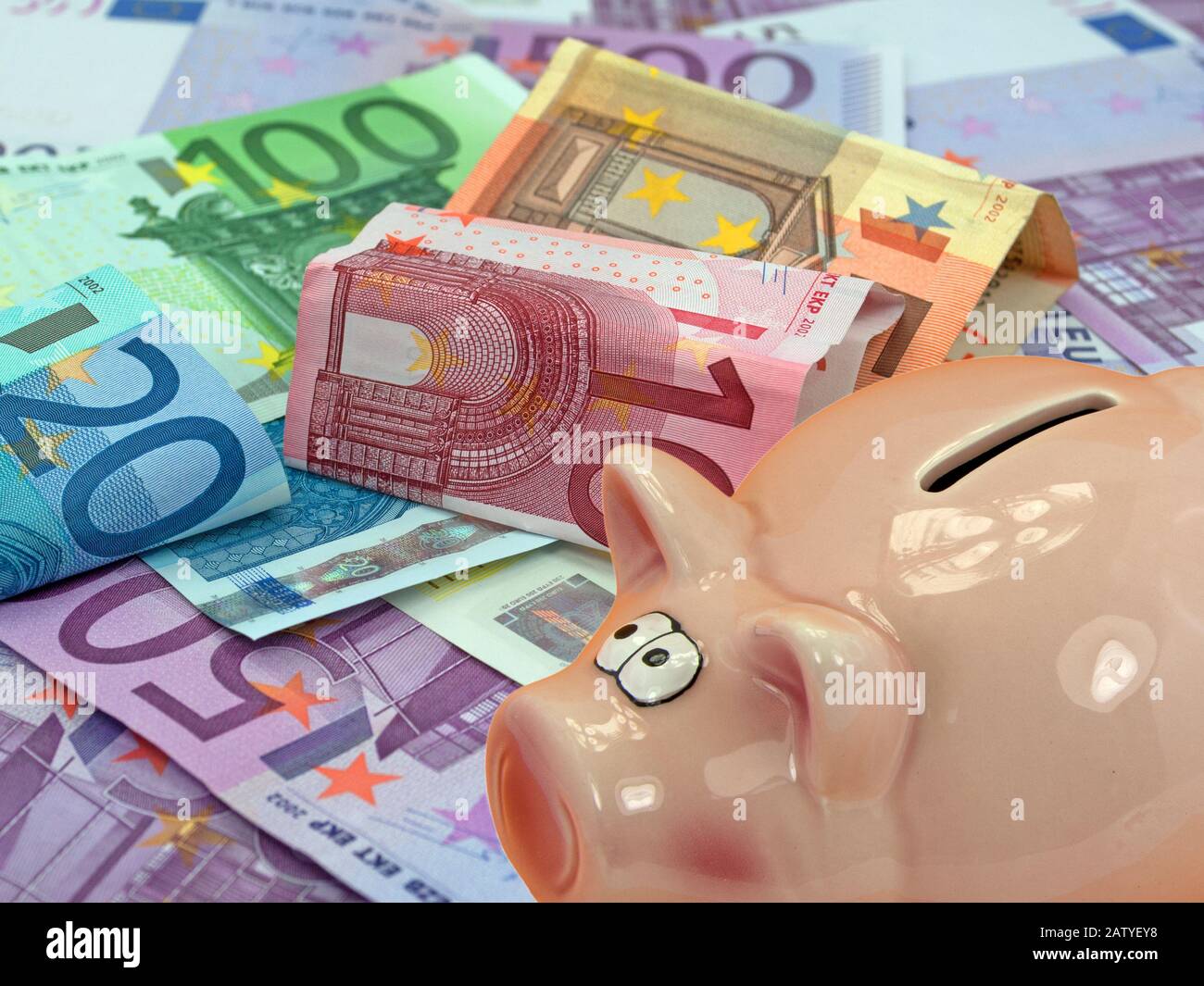 Hucha Para El Dinero Con La Imagen De Billetes De Banco Euro, Foto de  archivo - Imagen de reparto, préstamo: 82171944