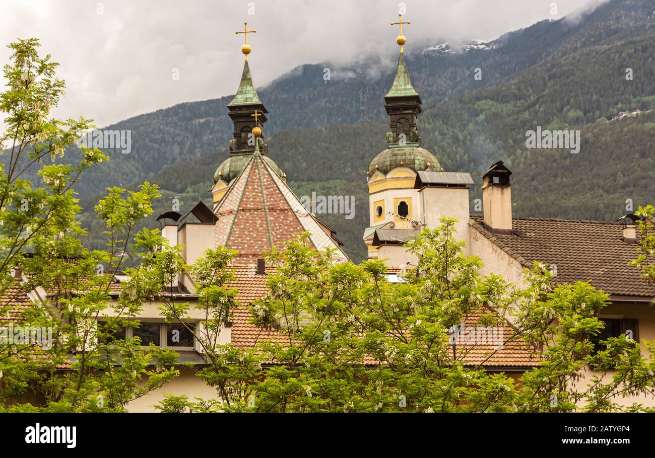 Horizonte del centro en la ciudad de Brixen en Tirol del Sur, Trentino Alto Adige, norte de Italia, Europa. Centro histórico de la ciudad Foto de stock