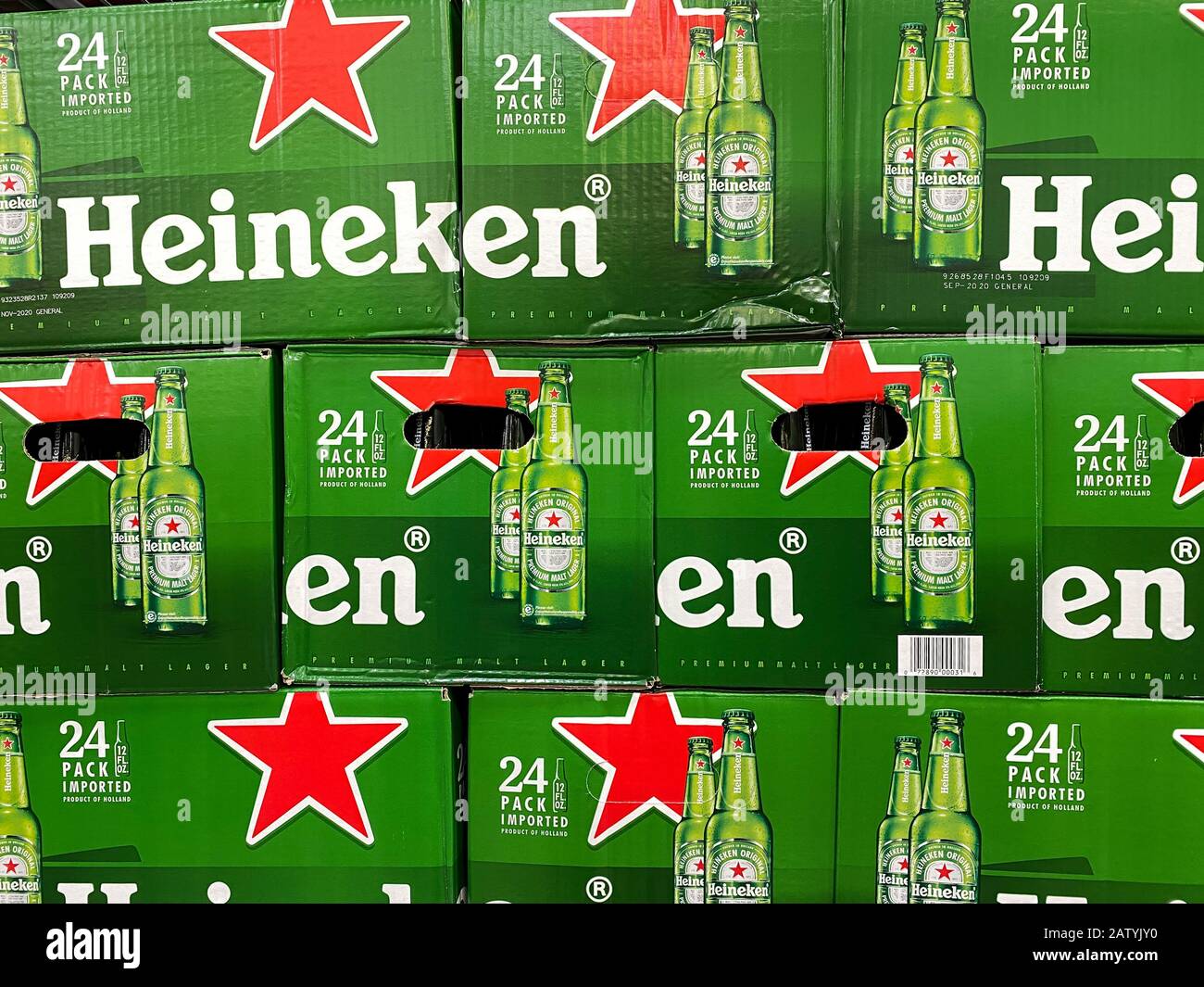 Orlando, FL/USA-2/4/20: Cajas de cerveza Heineken en una tienda de  comestibles esperando a que los clientes la compren. Heineken es un  producto de Hollad Fotografía de stock - Alamy