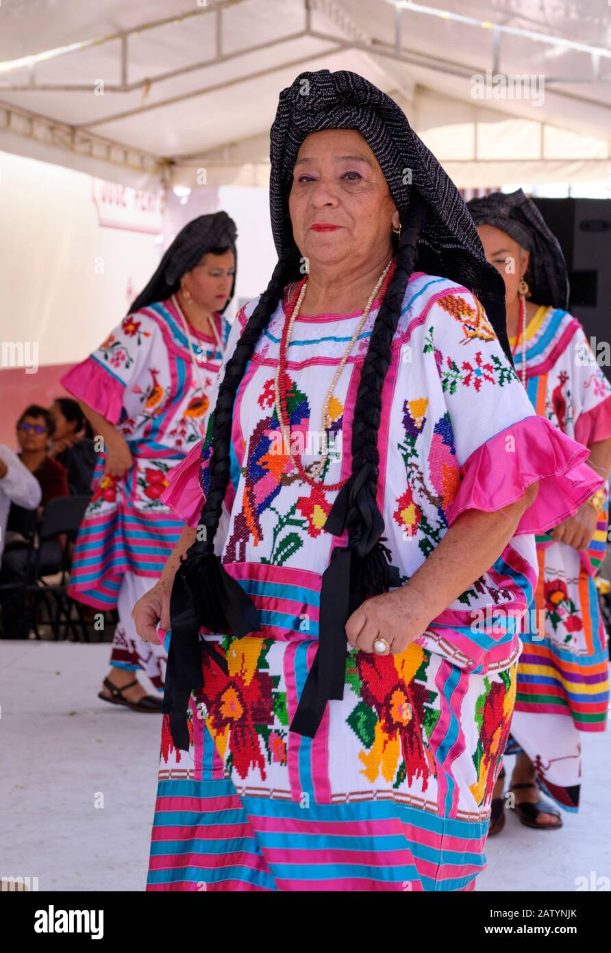 Wearing huipil fotografías e imágenes de alta resolución - Alamy Wearing huipil fotografías e imágenes de alta resolución - Alamy