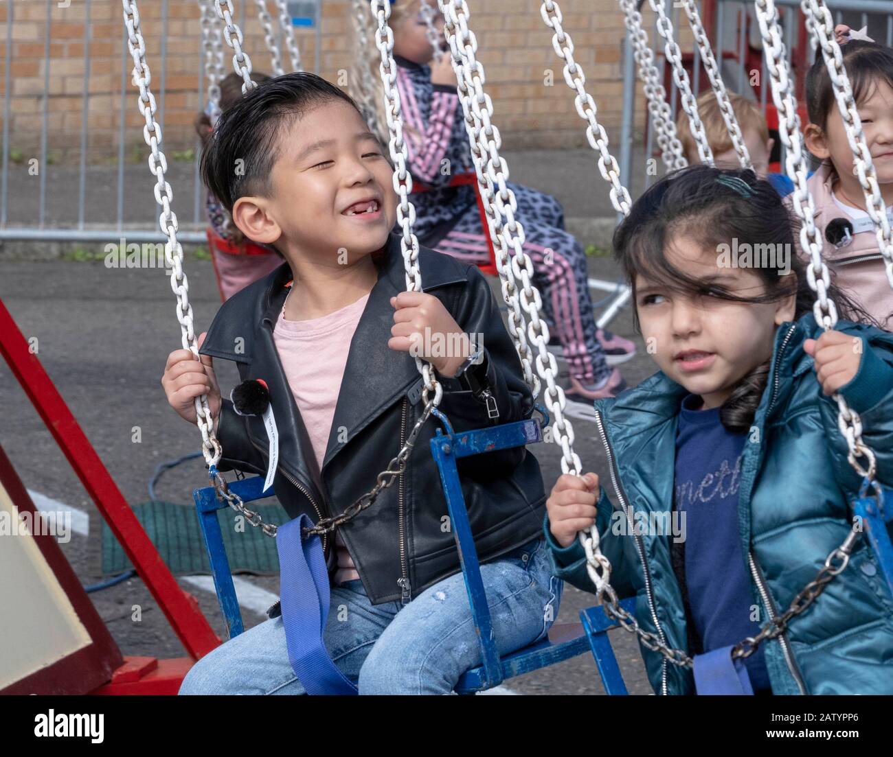 Niños jugando afuera Foto de stock