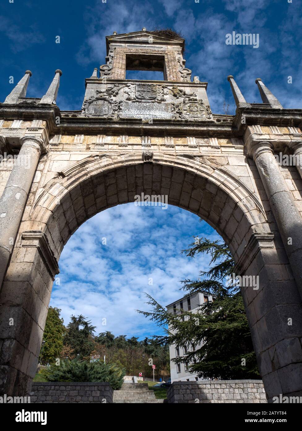 Arco De Fernan Gonzalez Fotos e Imágenes de stock Alamy