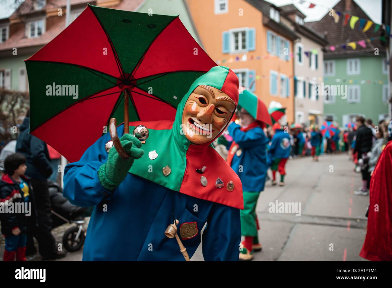 Oberwindemer Spitzbue - Fastnachts Fool con capucha y paraguas rojo-verde.  Durante el desfile de carnaval en Staufen, al sur de Alemania Fotografía de  stock - Alamy