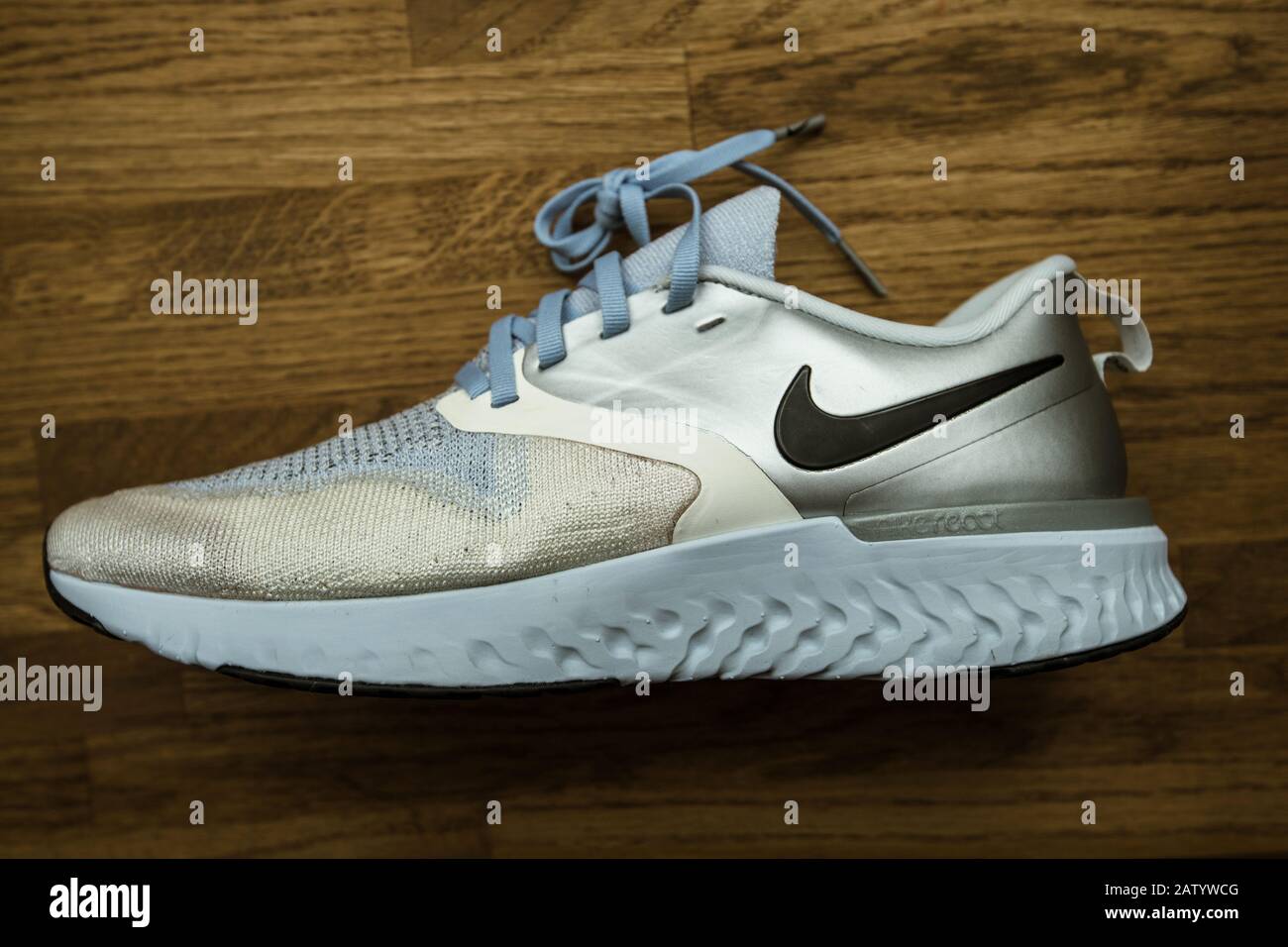 París, - 23 de septiembre de 2019: Unas zapatillas de running profesionales con vista aérea fabricadas por el modelo Nike Odyssey React Flyknit 2 Premium en color plata y gris Fotografía de stock Alamy