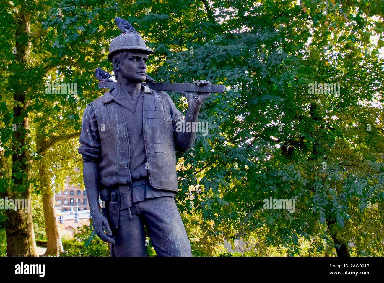 Memorial en Tower Hill, por el escultor Alan Wilson, a los trabajadores de la construcción asesinados en proyectos de construcción, Londres, Inglaterra. Foto de stock