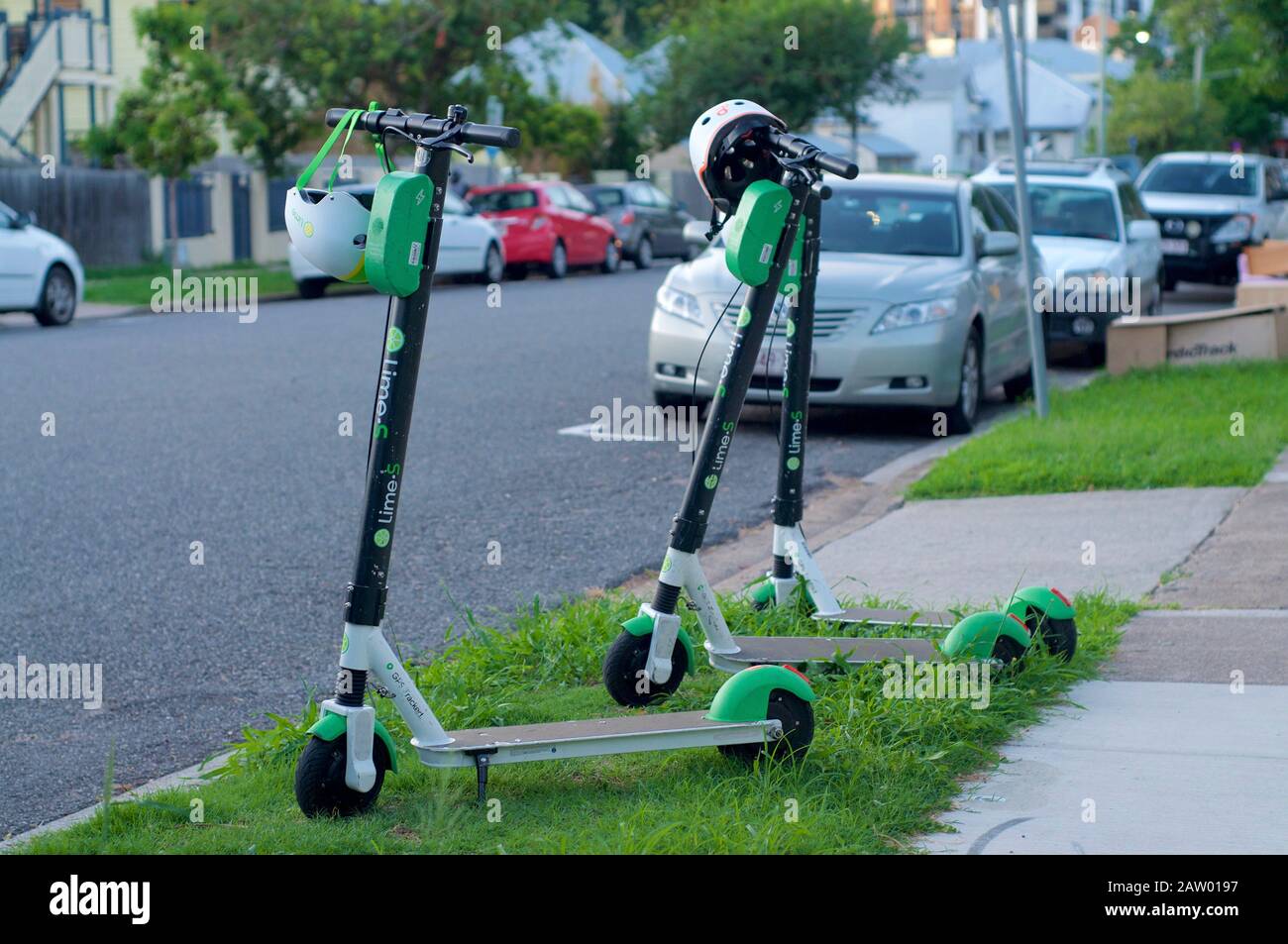 Brisbane, Queensland, Australia - 28 de enero de 2020 : Vista de algunos Scooters eléctricos de Lime estacionados en la acera de Brisbane. Este E-scooters usado para Foto de stock