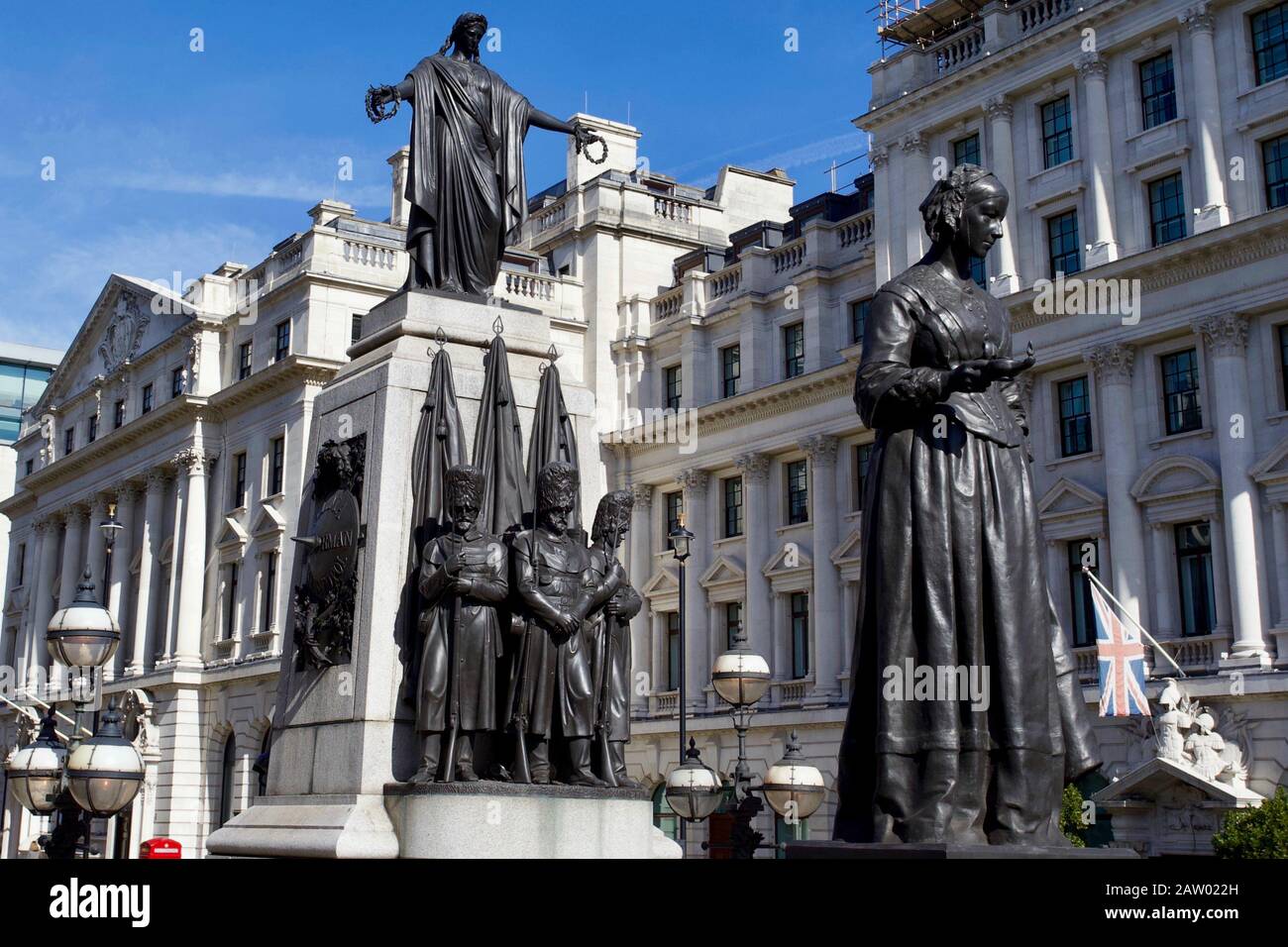 Las Estatuas De La Guardia Y La Florence Nightingale, El Memorial De La Guerra De Crimea, Waterloo Place, St James'S, City Of Westminster, Londres, Inglaterra. Foto de stock