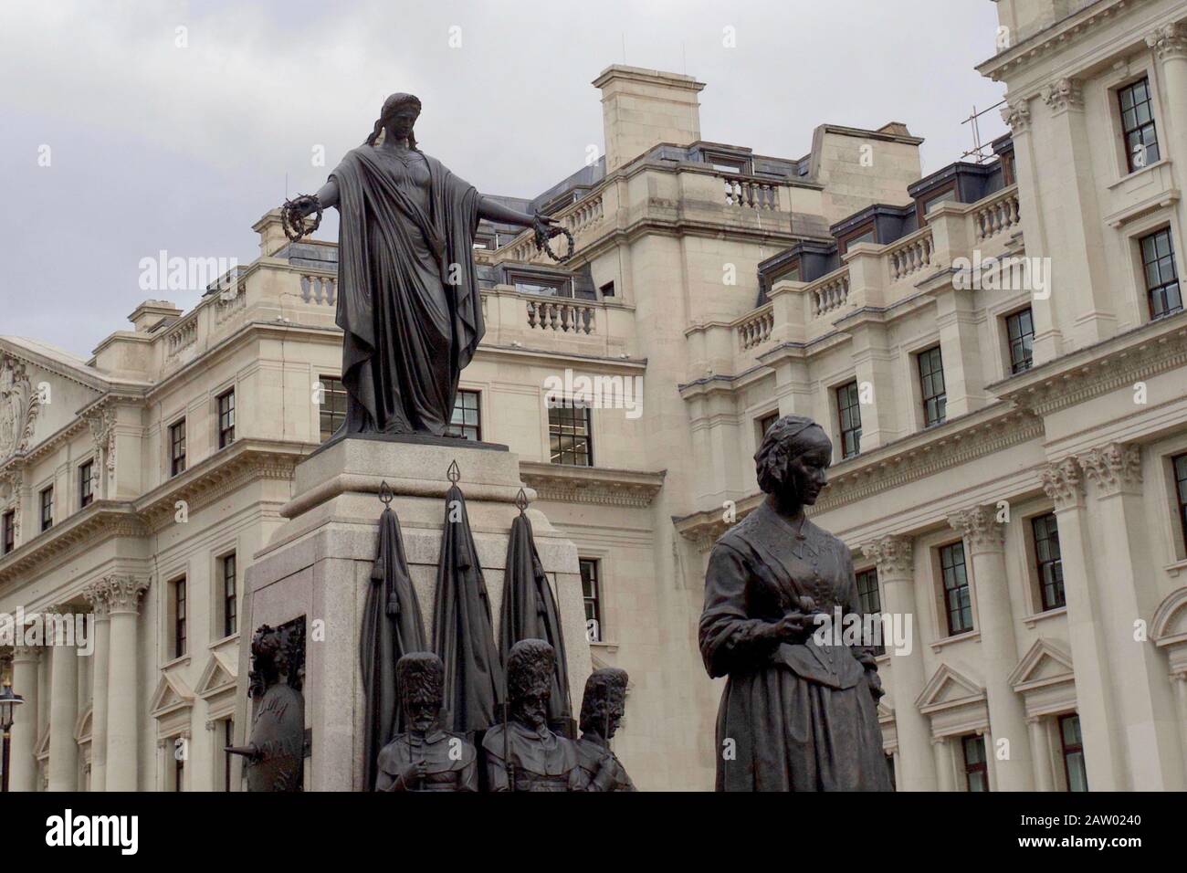 Las Estatuas De La Guardia Y La Florence Nightingale, El Memorial De La Guerra De Crimea, Waterloo Place, St James'S, City Of Westminster, Londres, Inglaterra. Foto de stock