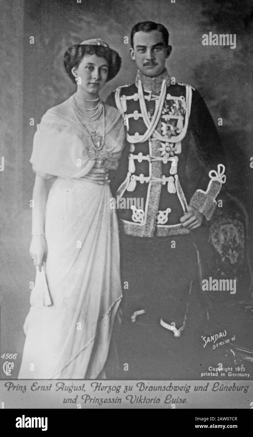 Ernst August, duque de Brunswick-Luneburg (1887-1953) y su novia la Princesa Victoria Louise de Prusia que se casaron el 24 de mayo de 1913 Foto de stock