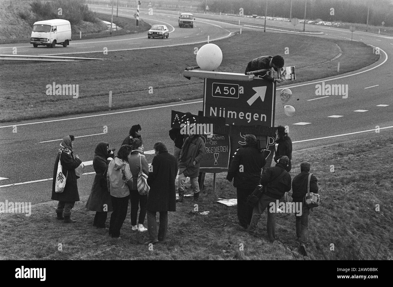Miembros de la asociación Amigos de la Tierra se manifestaron en Heesch contra la construcción de la A50 Fecha: 31 de enero de 1986 ubicación: Heesch, Brabante Noord Foto de stock